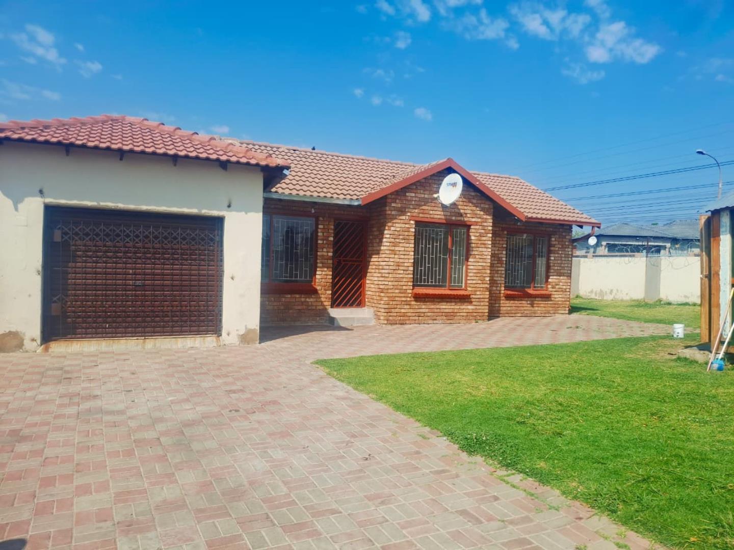 3 Bedroom House + Cottage/Flat for Sale - Gauteng